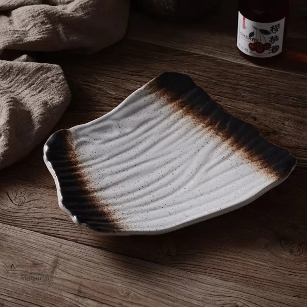Assiette japonaise élégante pour servir des sushis