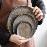 Assiette japonaise effet vieilli au design unique