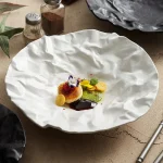 Assiette japonaise irrégulière en céramique artisanale