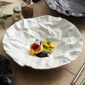 Assiette japonaise irrégulière en céramique artisanale