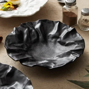 Assiette japonaise au design unique et irrégulier