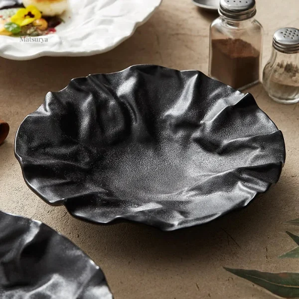Assiette japonaise au design unique et irrégulier