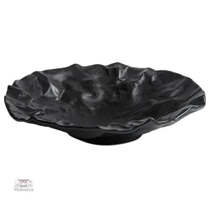 Assiette en céramique japonaise avec formes asymétriques