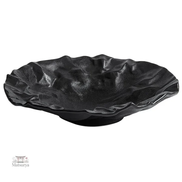 Assiette en céramique japonaise avec formes asymétriques