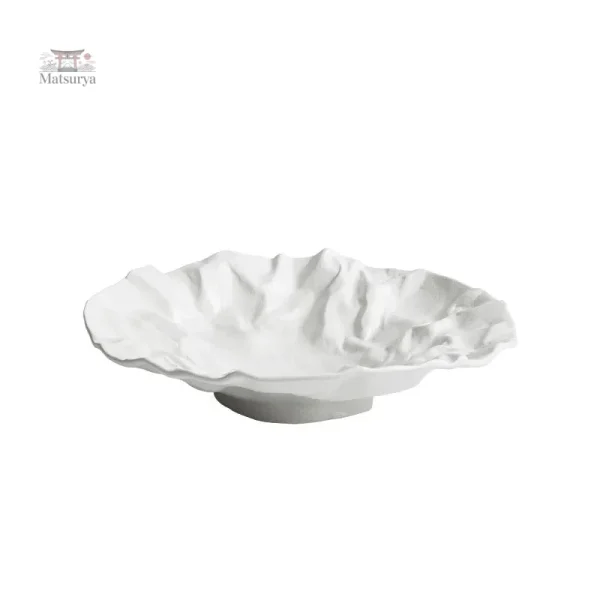 Assiette japonaise irrégulière idéale pour repas raffinés