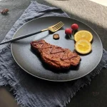 Assiette japonaise noire élégante et moderne