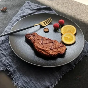 Assiette japonaise noire élégante et moderne