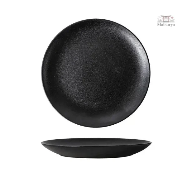 Assiette traditionnelle japonaise noire, style épuré