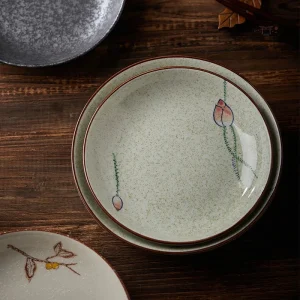 Assiette japonaise artisanale avec motifs colorés