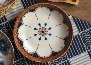 Assiette rétro japonaise avec motifs artistiques