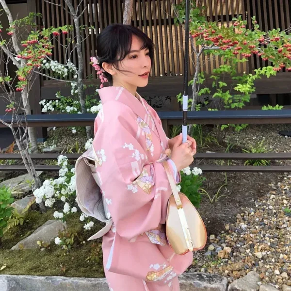 Kimono Japonais Femmes avec motifs traditionnels