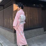 Vêtement féminin en style japonais, motifs élégants
