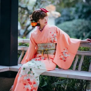 Kimono traditionnel japonais avec motifs élégants
