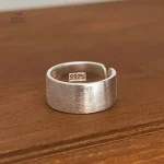 Bague épurée japonaise en forme d'anneau