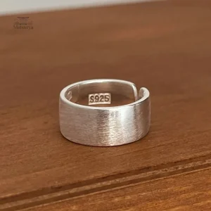 Bague épurée japonaise en forme d'anneau