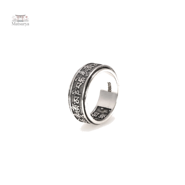 Bague argentée avec motifs japonais distinctifs