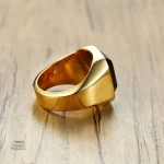 Bague en acier noir à motif carré