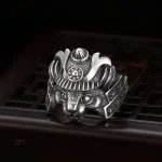 Accessoire unique, bague japonaise avec motif félin distinctif