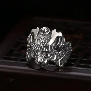 Accessoire unique, bague japonaise avec motif félin distinctif