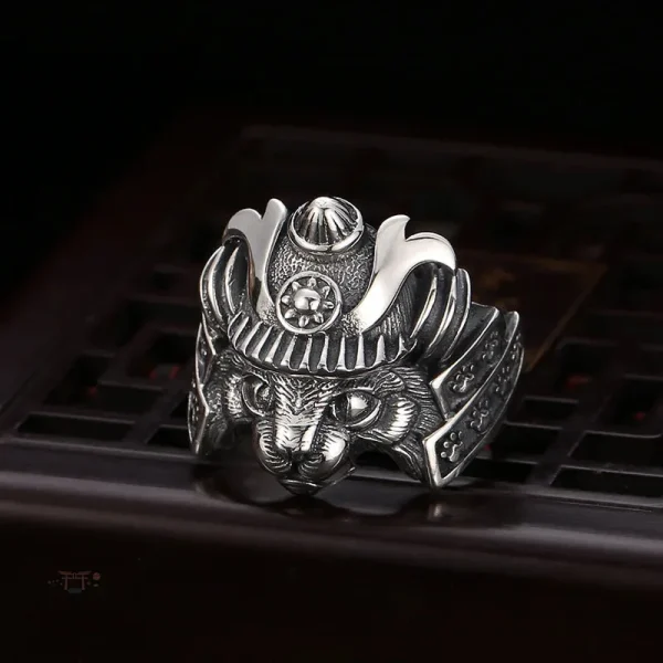 Accessoire unique, bague japonaise avec motif félin distinctif