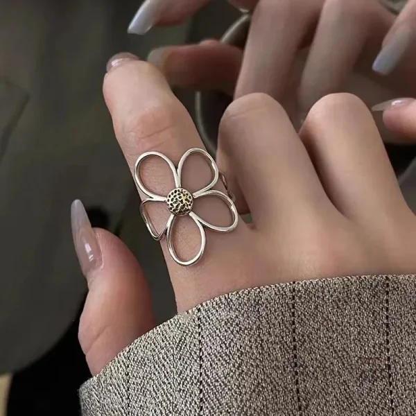 Bague artisanale inspirée de la floraison japonaise
