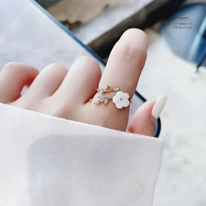 Bague japonaise ornée de cristal étincelant