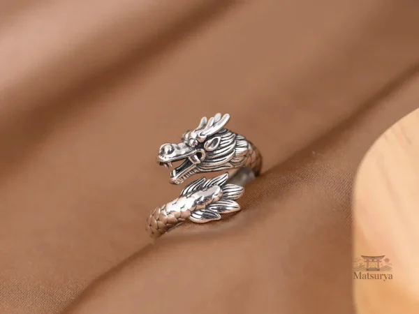 Bague avec design de dragon japonais élégant