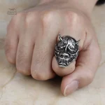 Bague originale avec design de tête démon asiatique