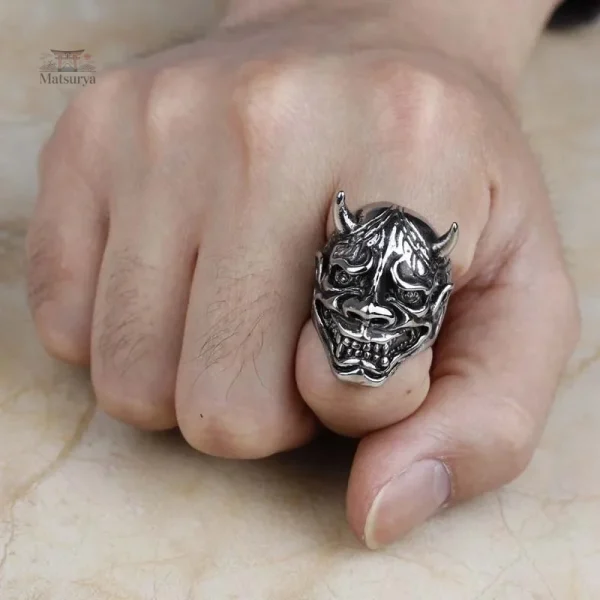 Bague originale avec design de tête démon asiatique