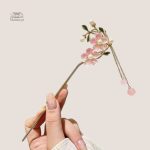 Baguette ornée de fleurs, idéale pour une coiffure élégante