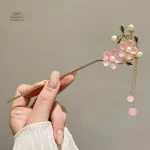 Épingle à cheveux décorative pour un look asiatique chic