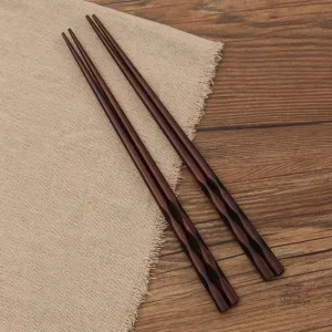 Variations de baguettes japonaises artisanales en bois