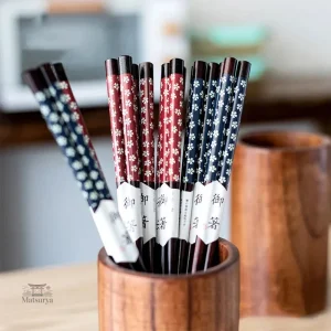 Baguette en bois ornée de fleurs de cerisier