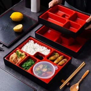 Bento traditionnel pour un déjeuner japonais authentique