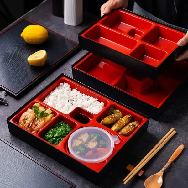 Bento traditionnel pour un déjeuner japonais authentique
