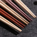Set de couverts japonais dans un emballage soigné