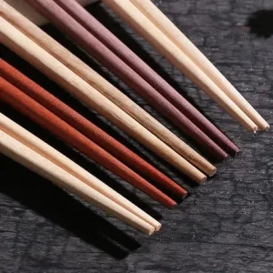 Set de couverts japonais dans un emballage soigné