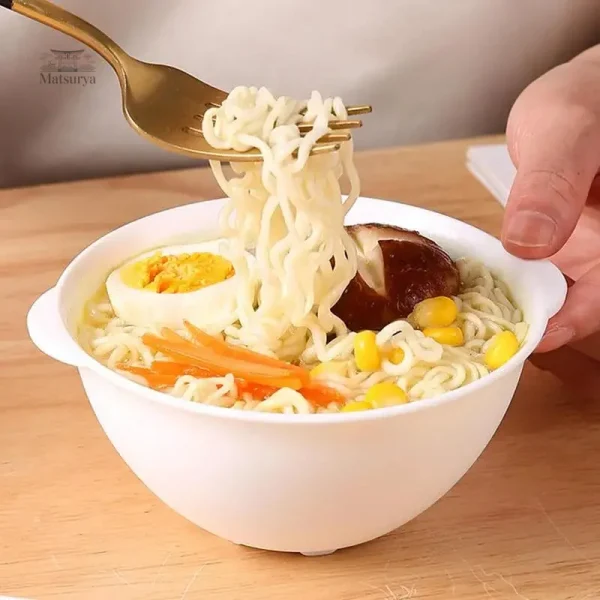Bol de ramen japonais aux motifs élégants