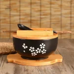 Bol japonais avec baguette pour repas authentiques