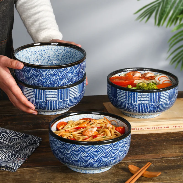 Bol en céramique bleue avec motifs japonais