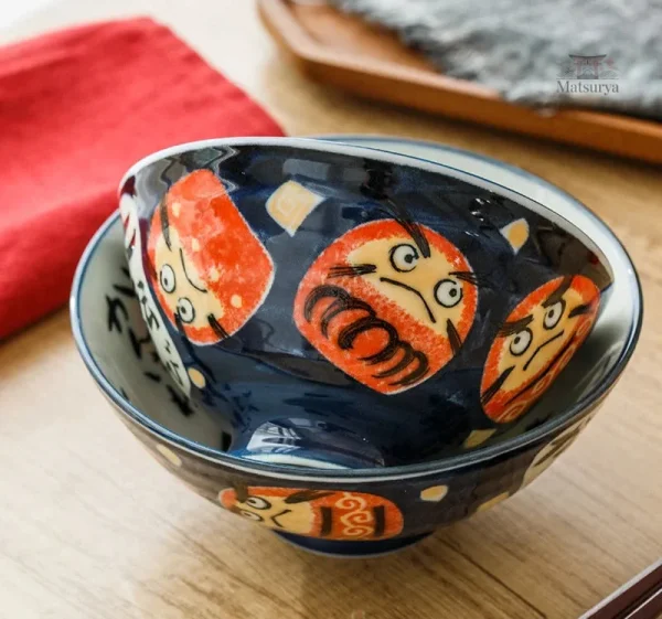 Bol Daruma traditionnel japonais avec motifs colorés