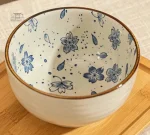 Bol rond traditionnel pour repas japonais authentiques