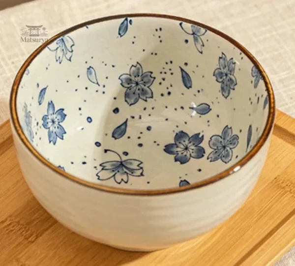 Bol rond traditionnel pour repas japonais authentiques
