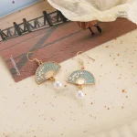 Accessoire japonais chic, boucle d'oreille éventail élégante
