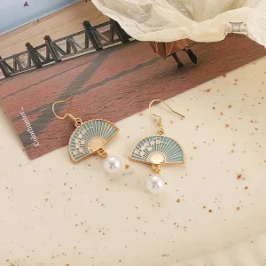 Accessoire japonais chic, boucle d'oreille éventail élégante