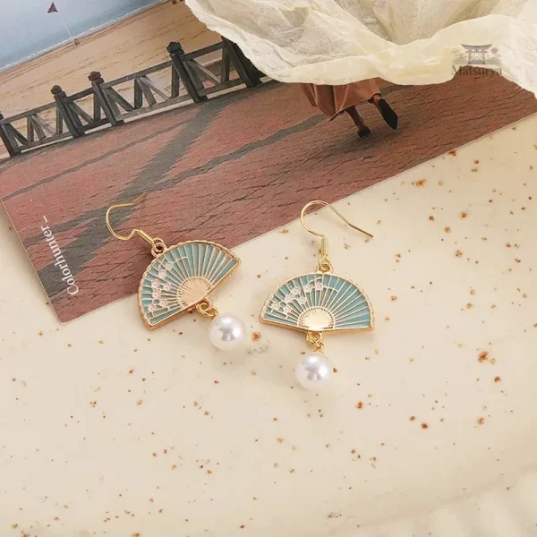 Accessoire japonais chic, boucle d'oreille éventail élégante
