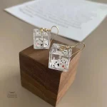Élégante boucle d'oreille japonaise motifs poker