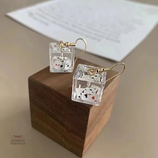 Élégante boucle d'oreille japonaise motifs poker