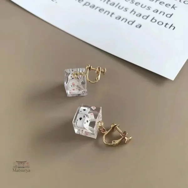 Accessoire chic : boucle d'oreille cartes à jouer japonaises