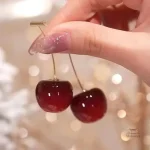 Boucle d'oreille artisanale cerise rouge